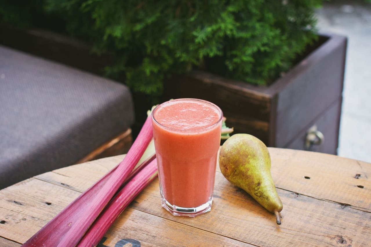 Çilekli Ispanaklı Smoothie için temsili sunum fotoğrafı