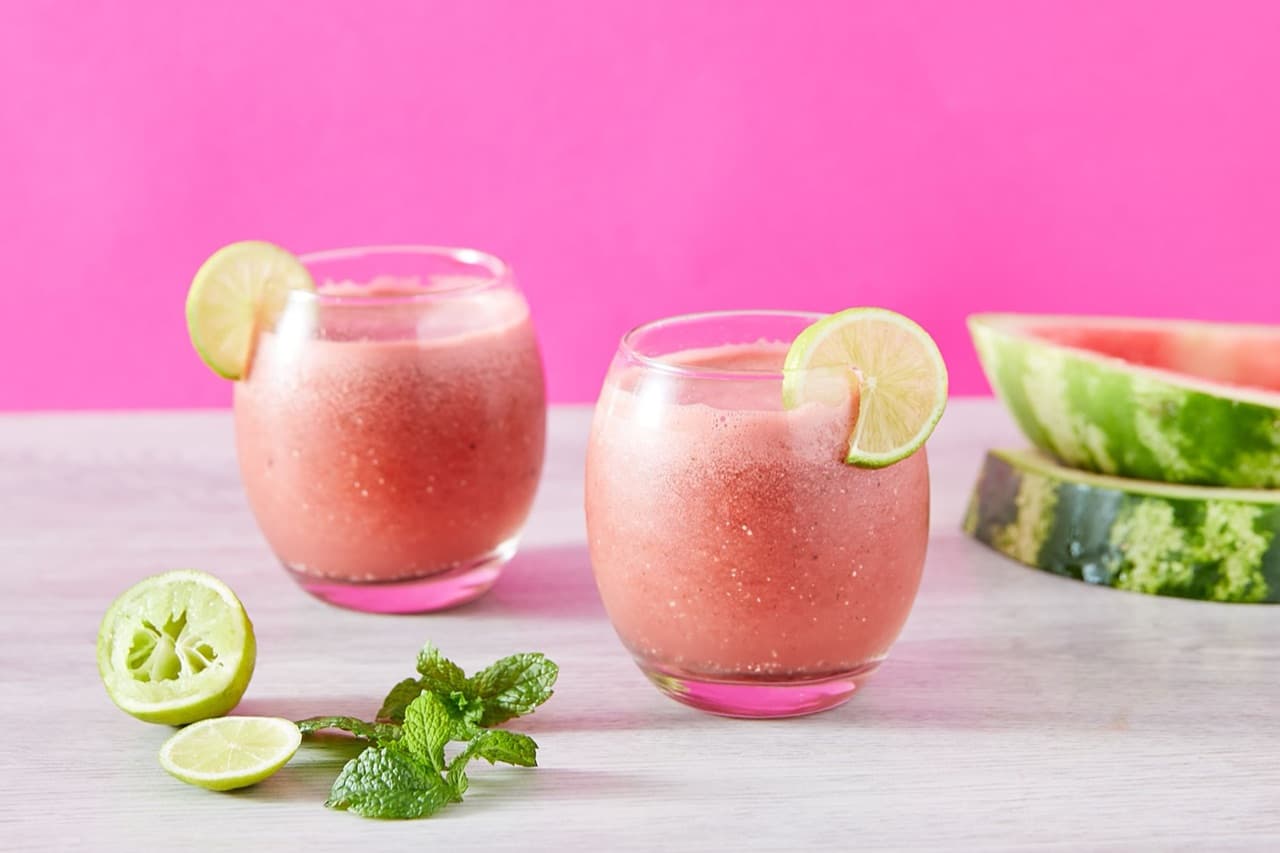Çilekli Yoğurtlu Smoothie için temsili sunum fotoğrafı