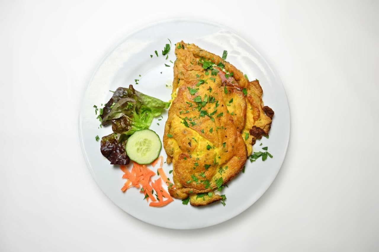 Domatesli Kaşarlı Omlet için temsili sunum fotoğrafı