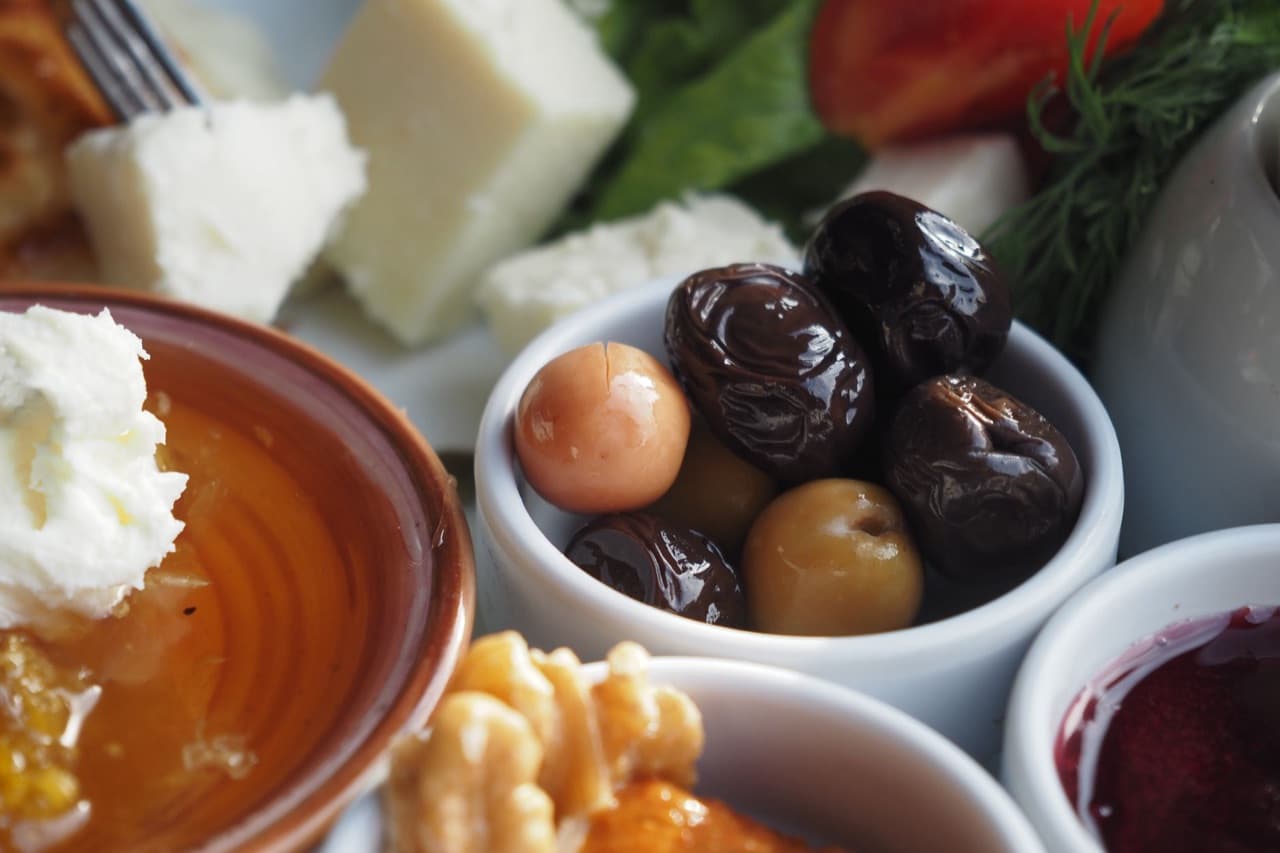 Karışık Peynir & Zeytin Tabağı için temsili sunum fotoğrafı