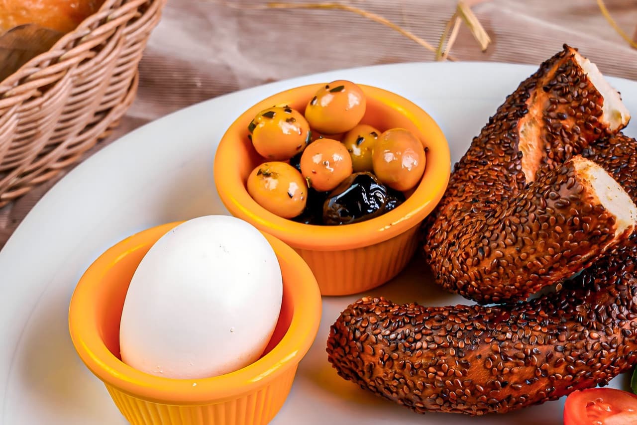 Köy Peyniri & Zeytin Tabağı için temsili sunum fotoğrafı