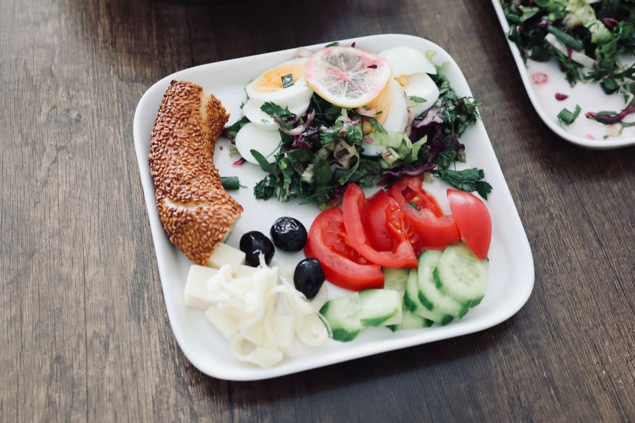 Mozzarella Domatesli Tabak için temsili sunum fotoğrafı