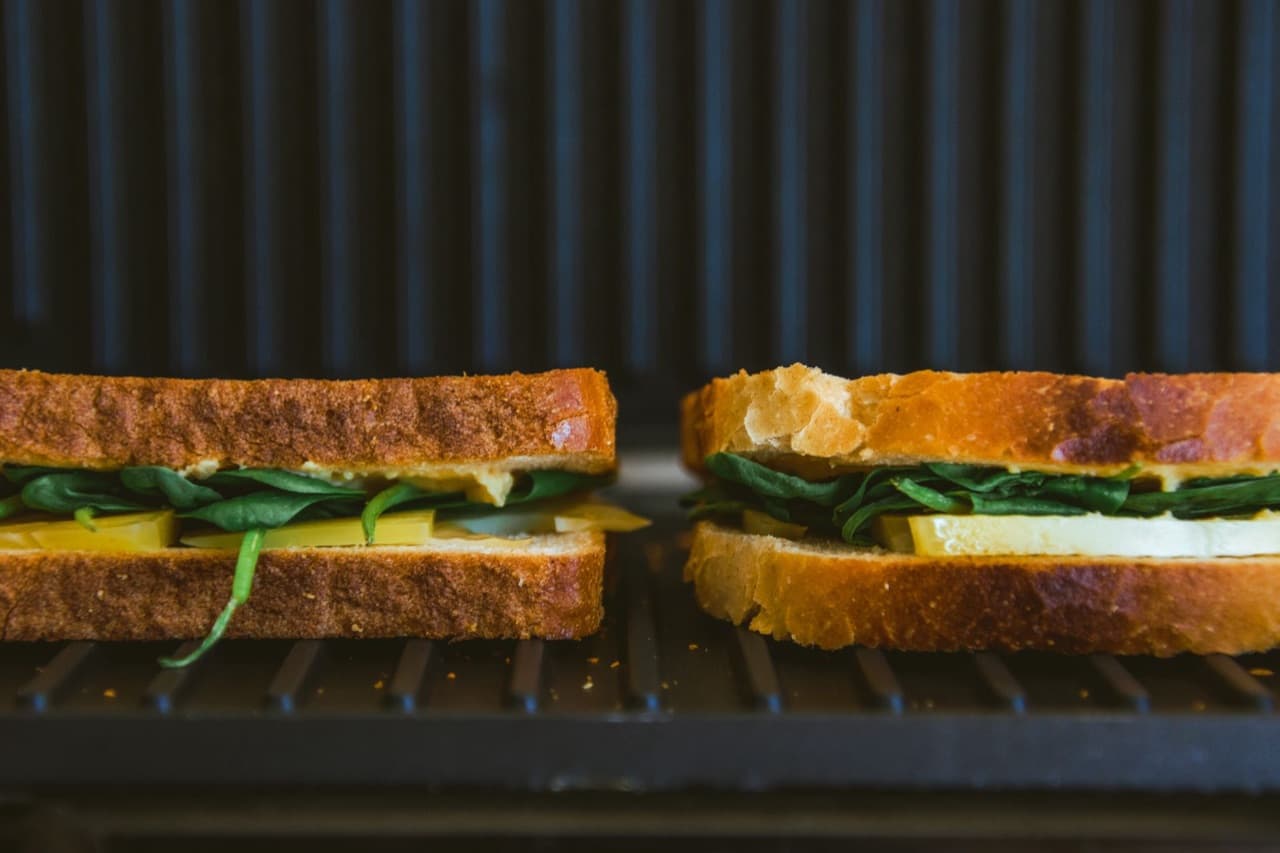 Peynirli Zeytinli Tost için temsili sunum fotoğrafı
