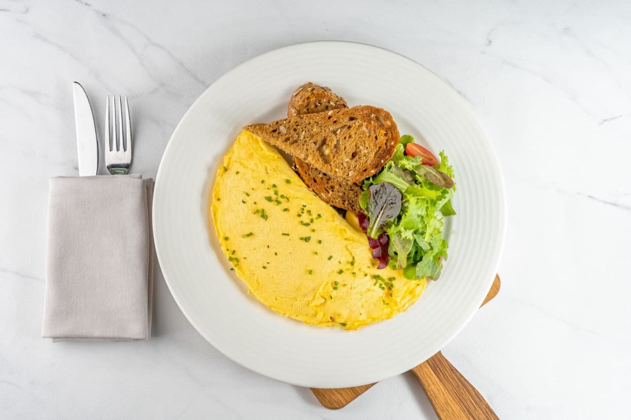 Sucuklu Kaşarlı Omlet için temsili sunum fotoğrafı