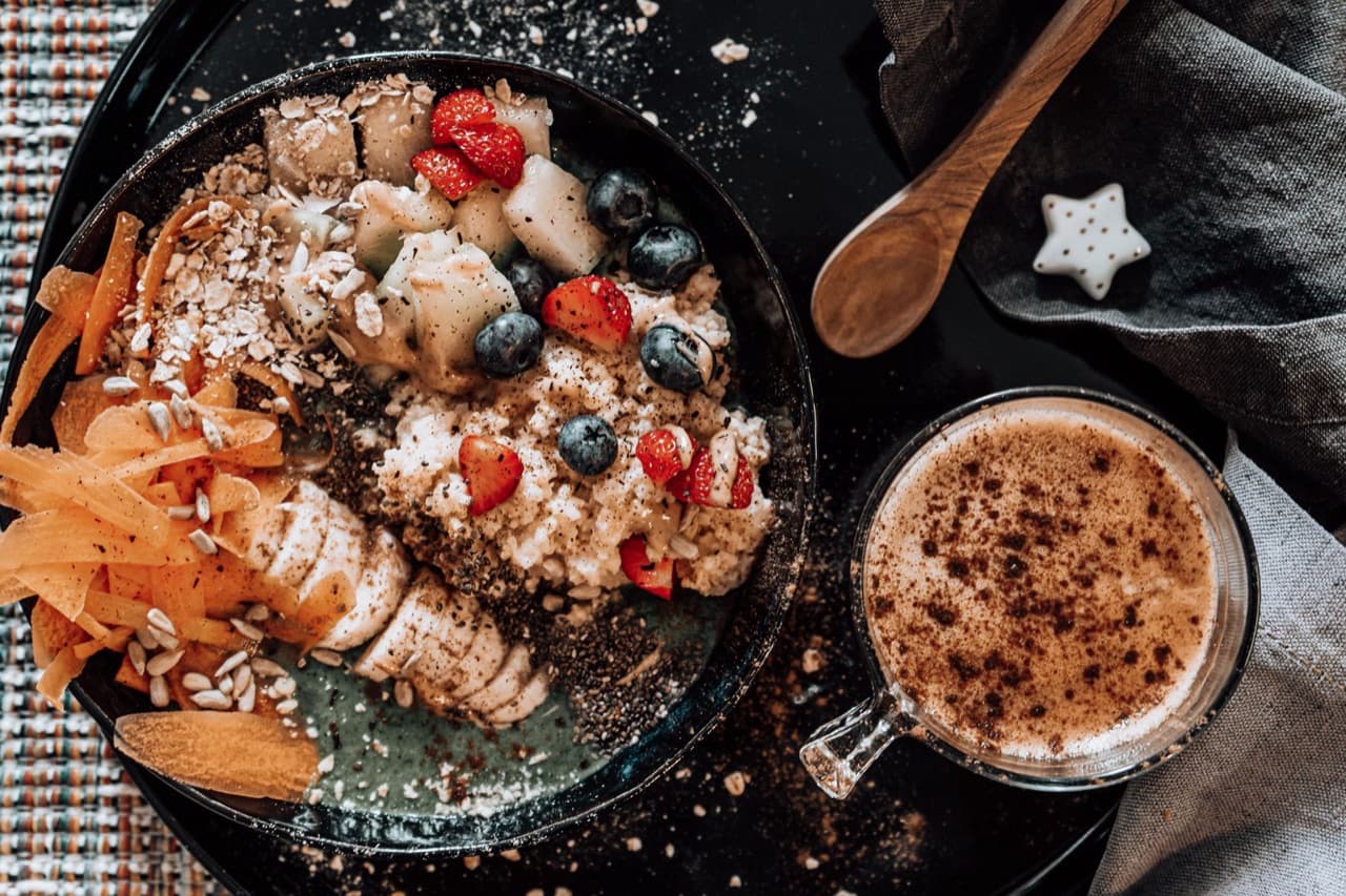 Yaban Mersinli Yulaf Bowl için temsili sunum fotoğrafı