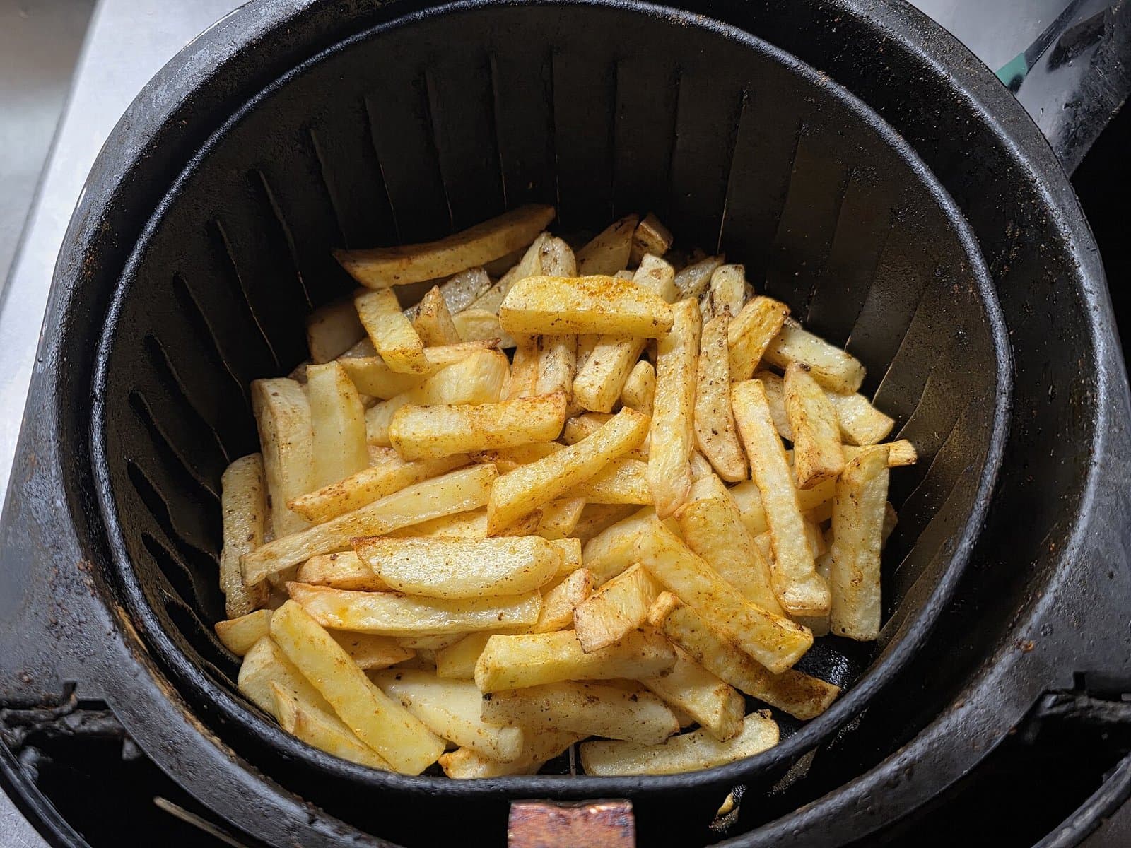 Airfryer sepetinde pişmiş parmak patates