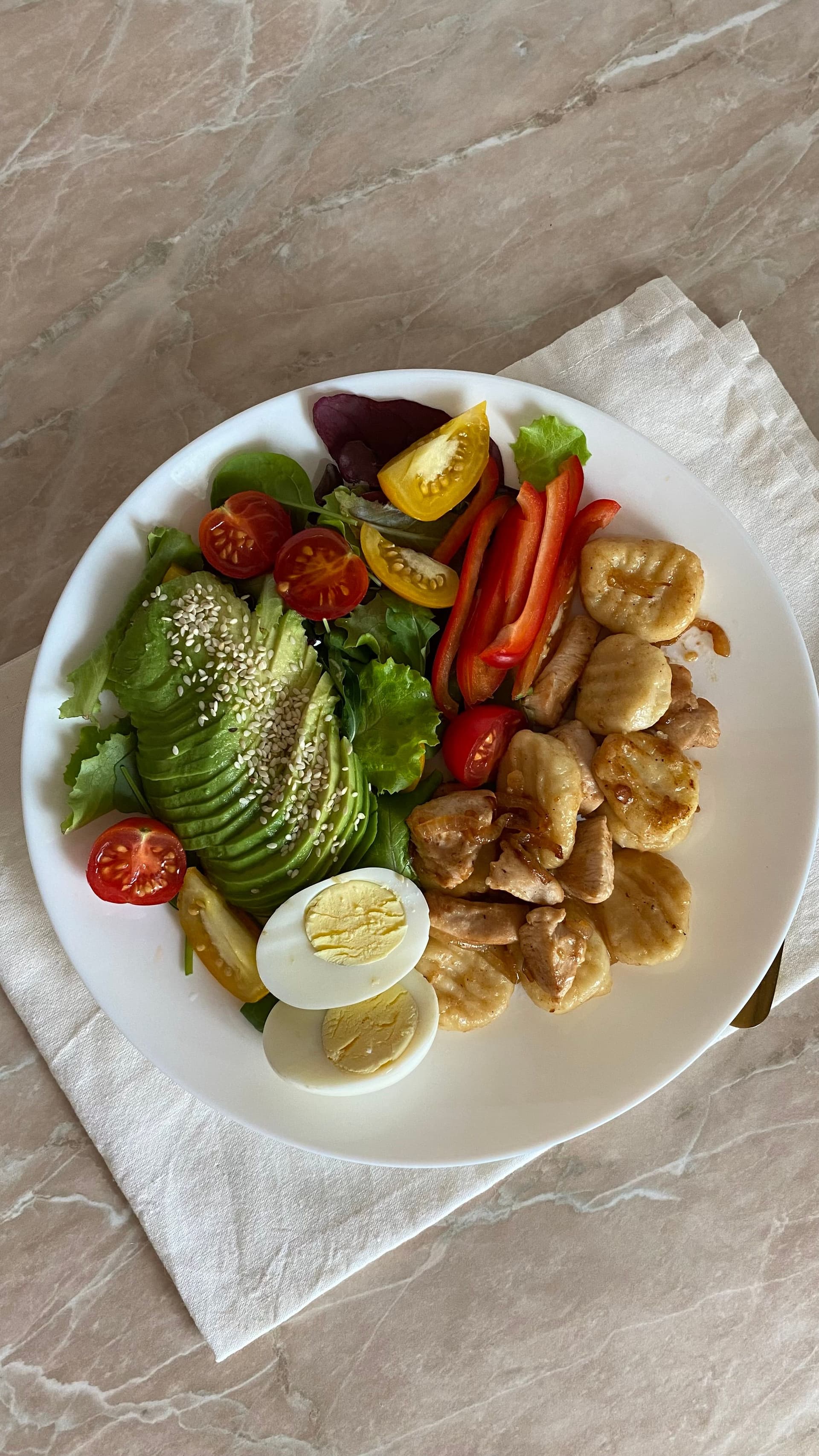 Tabakta yumurta, sebze ve tahıllardan oluşan dengeli bir öğün