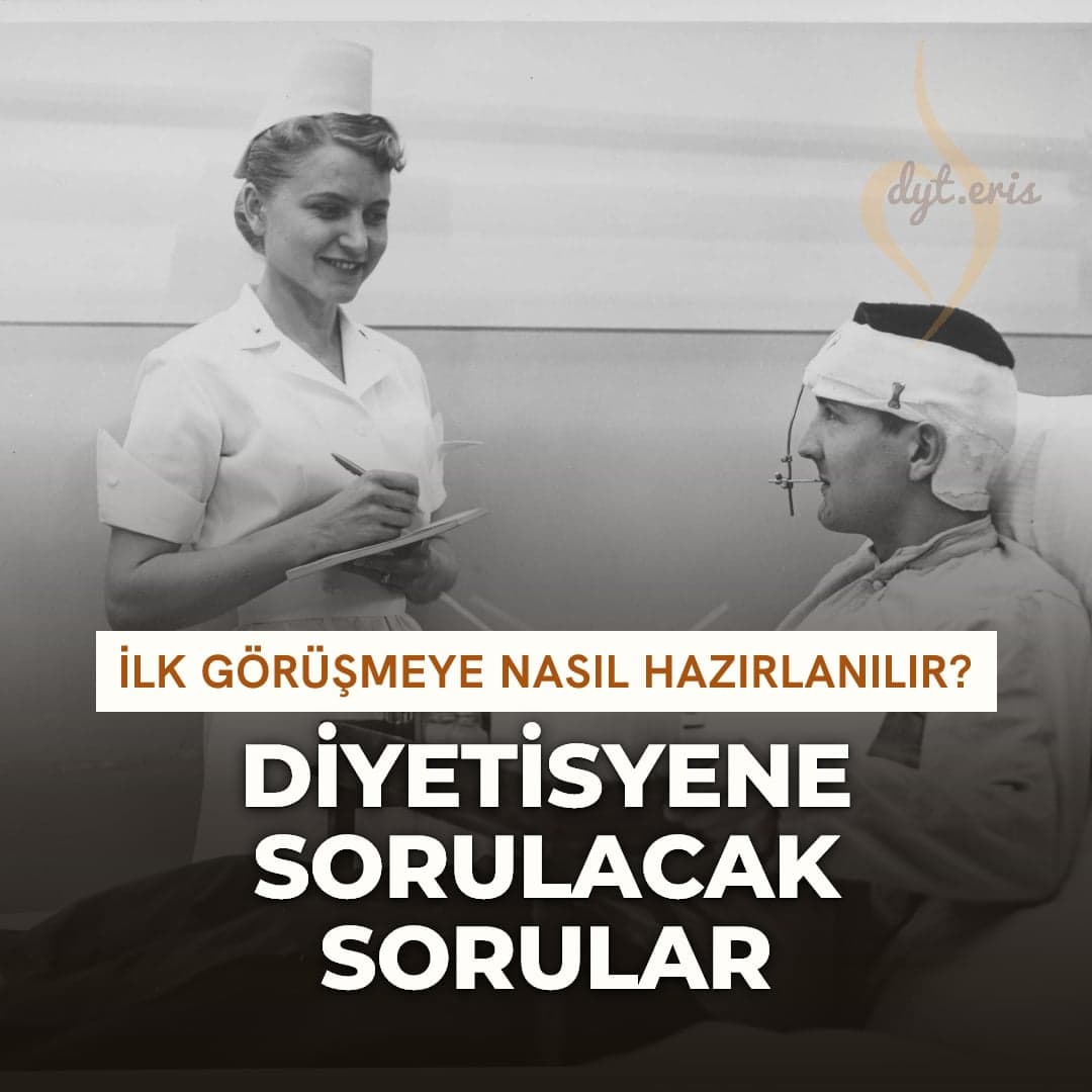 1950'lerde not defterine yazarken hastasına sorular soran bir diyetisyen