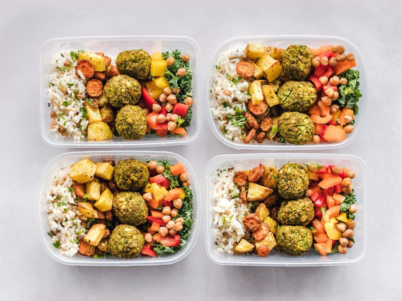 Dört kapta önceden hazırlanmış, sebze ve baklagil içeren öğünler