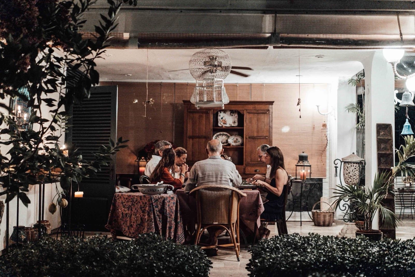 Akşam saatinde evde, sofrada birlikte yemek yiyen bir aile