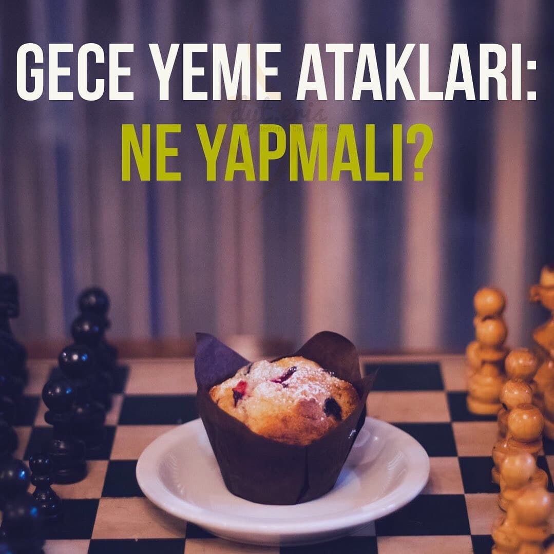 Satranç tahtası üzerinde beyaz tabakta duran, üzeri pudra şekerli meyveli muffin