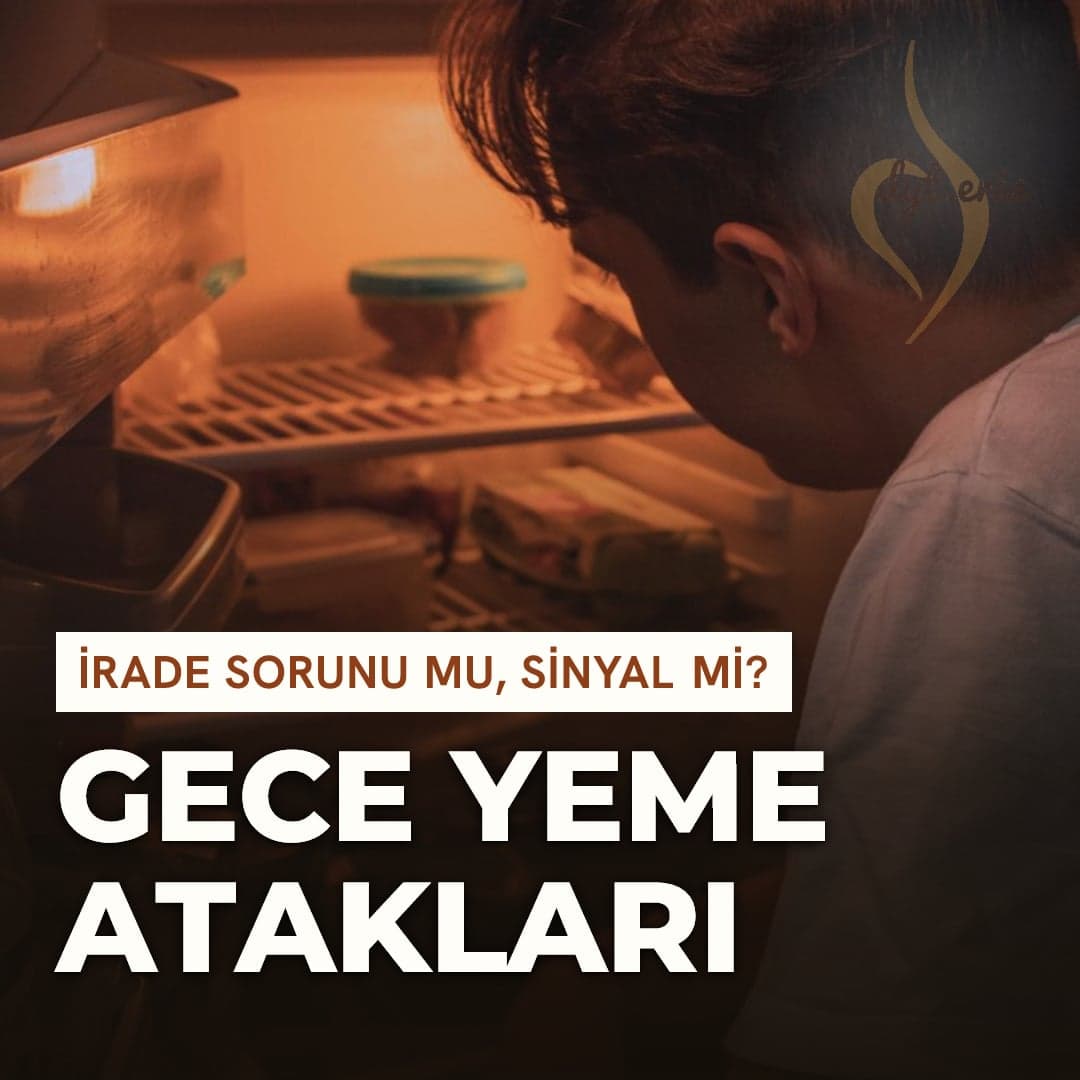 Gece açık buzdolabına eğilmiş kişi, sıcak ışık