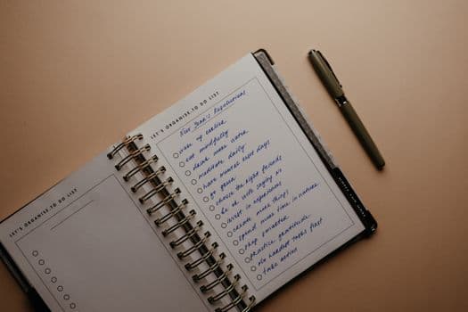 Açık bir defter — yeme, aktivite ve duygu takibinin (öz-izleme) görsel karşılığı