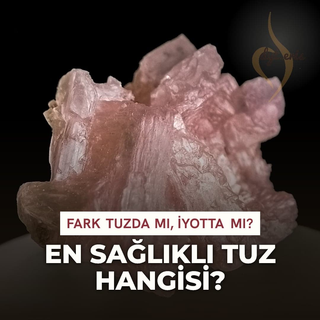 Siyah zemin üzerinde tek bir pembe kaya tuzu kristali, yakın çekim