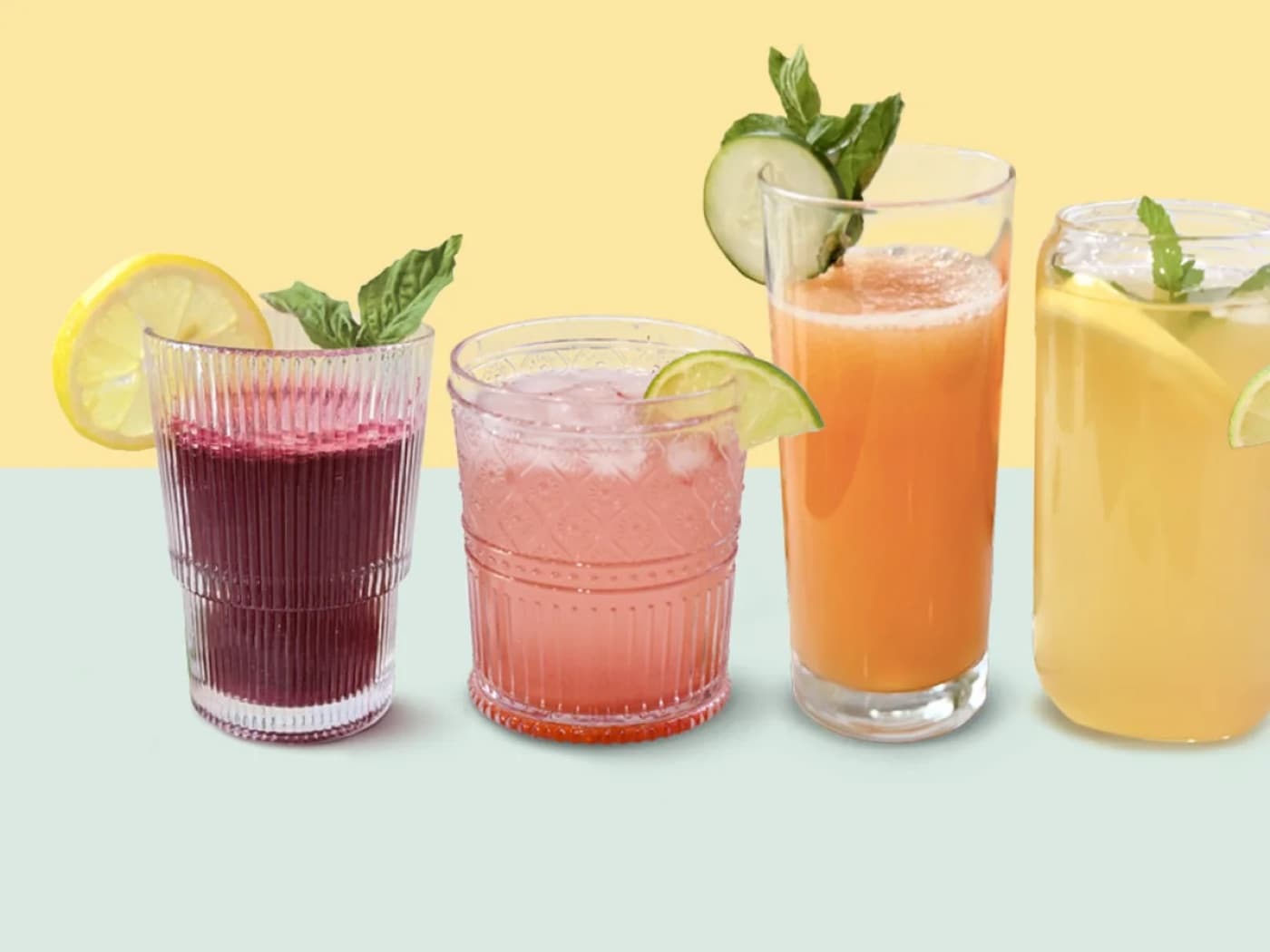 Cam bardaklarda salatalık, fesleğen ve limonla süslenmiş rengârenk soğuk içecekler