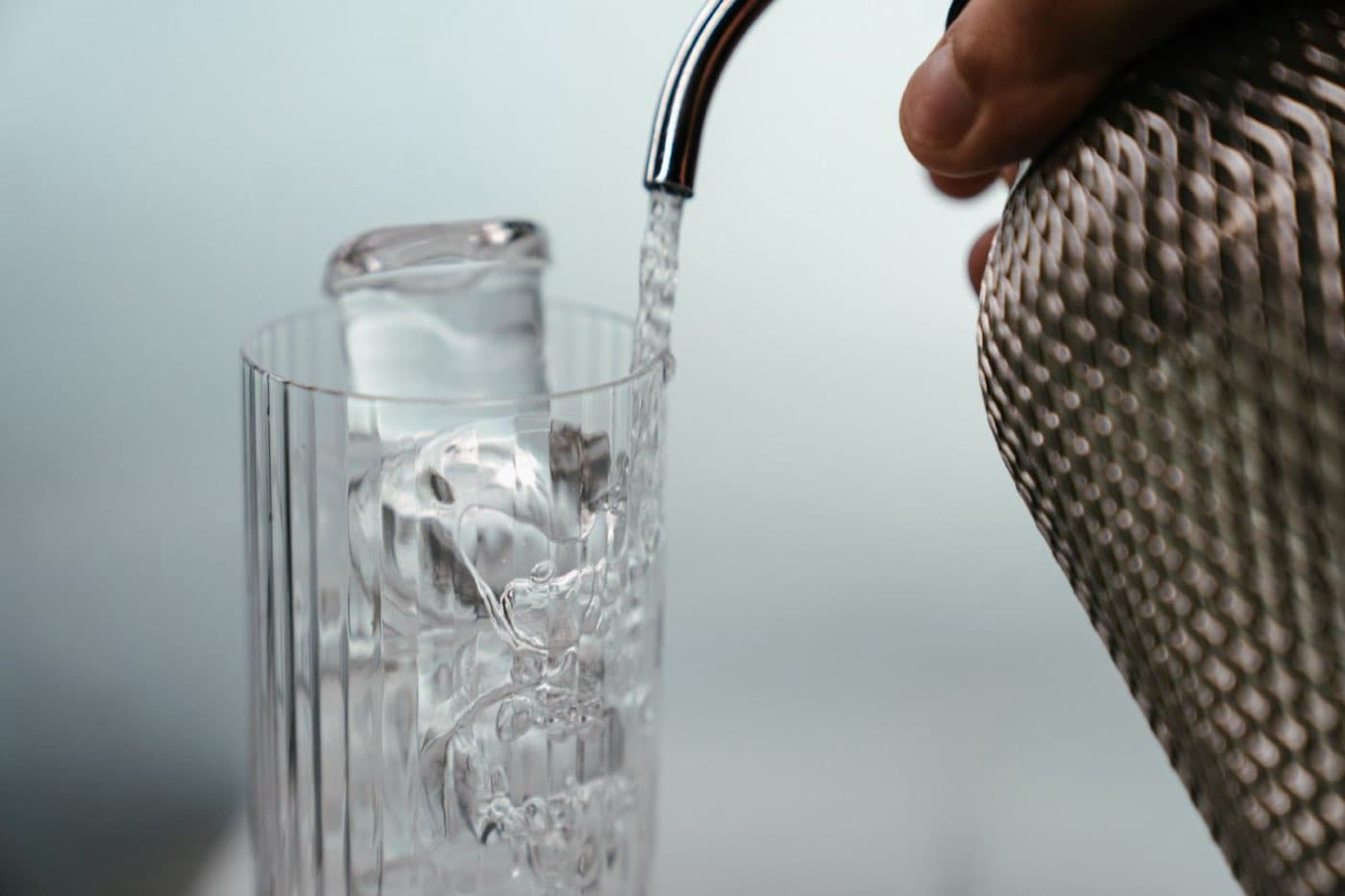 Metal başlıklı bir sifondan dilimli cam bardağa dökülen soda