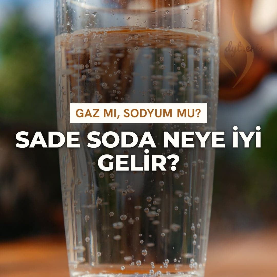 Kabarcıklarla dolu bir bardak sade sodanın gün ışığında yakın çekimi