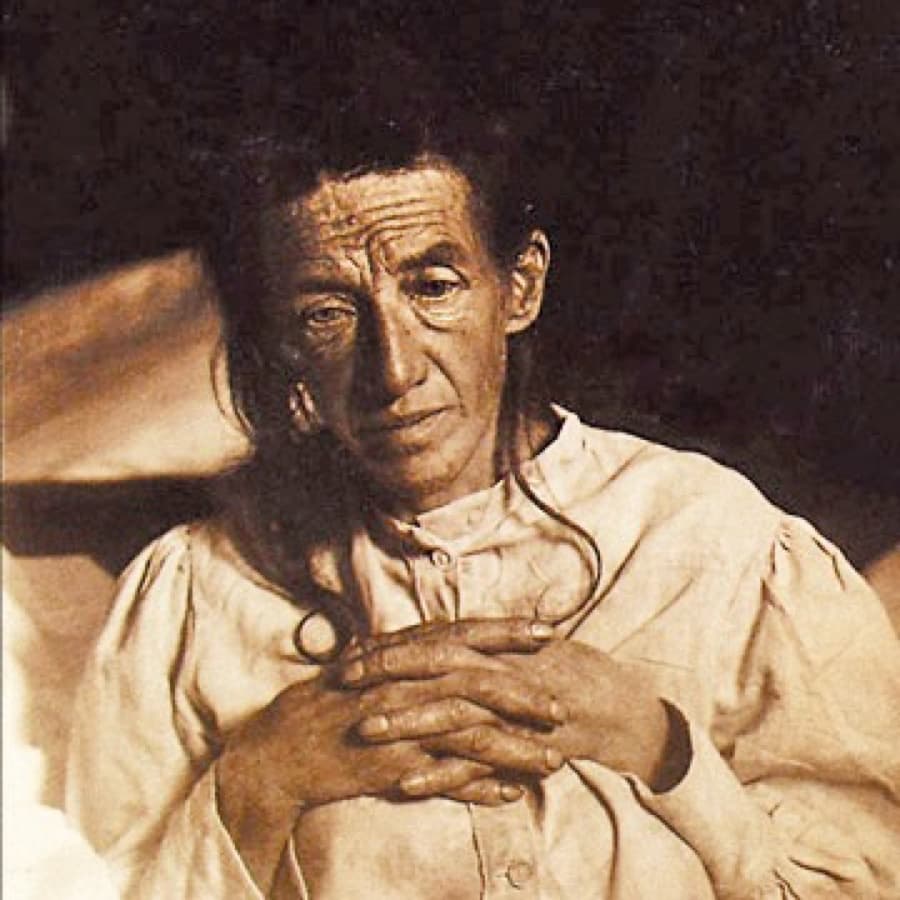 Auguste Deter'in 1902'de çekilmiş sepya tonlu portresi; beyaz gömlekli, elleri göğsünde kavuşmuş bir kadın