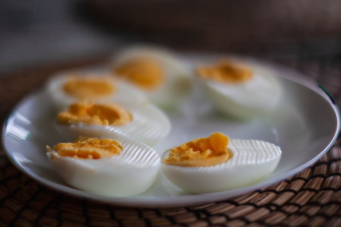 Beyaz tabakta ikiye kesilmiş haşlanmış yumurta dilimleri