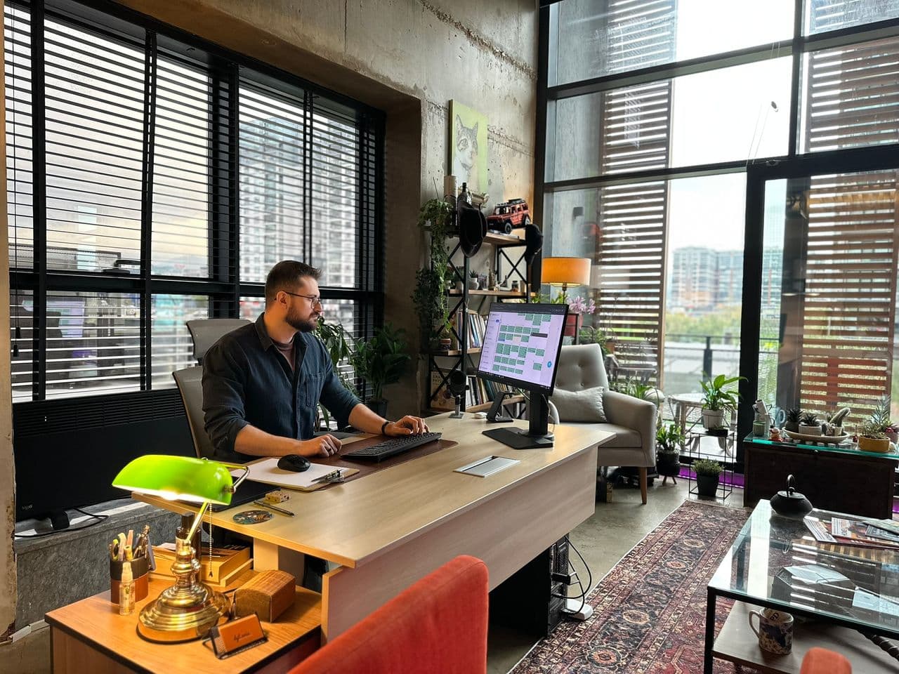 Uzm. Dyt. Deniz Eriş, Bursa / Nilüfer'deki Epik Smart Loft ofisinde danışan görüşmesine hazırlanırken