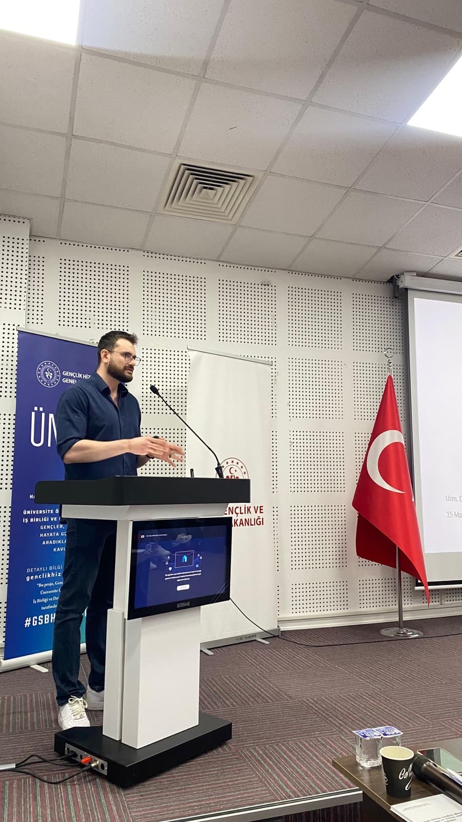 Deniz Eriş, Gençlik ve Spor Bakanlığı semineri — kürsüde sunum