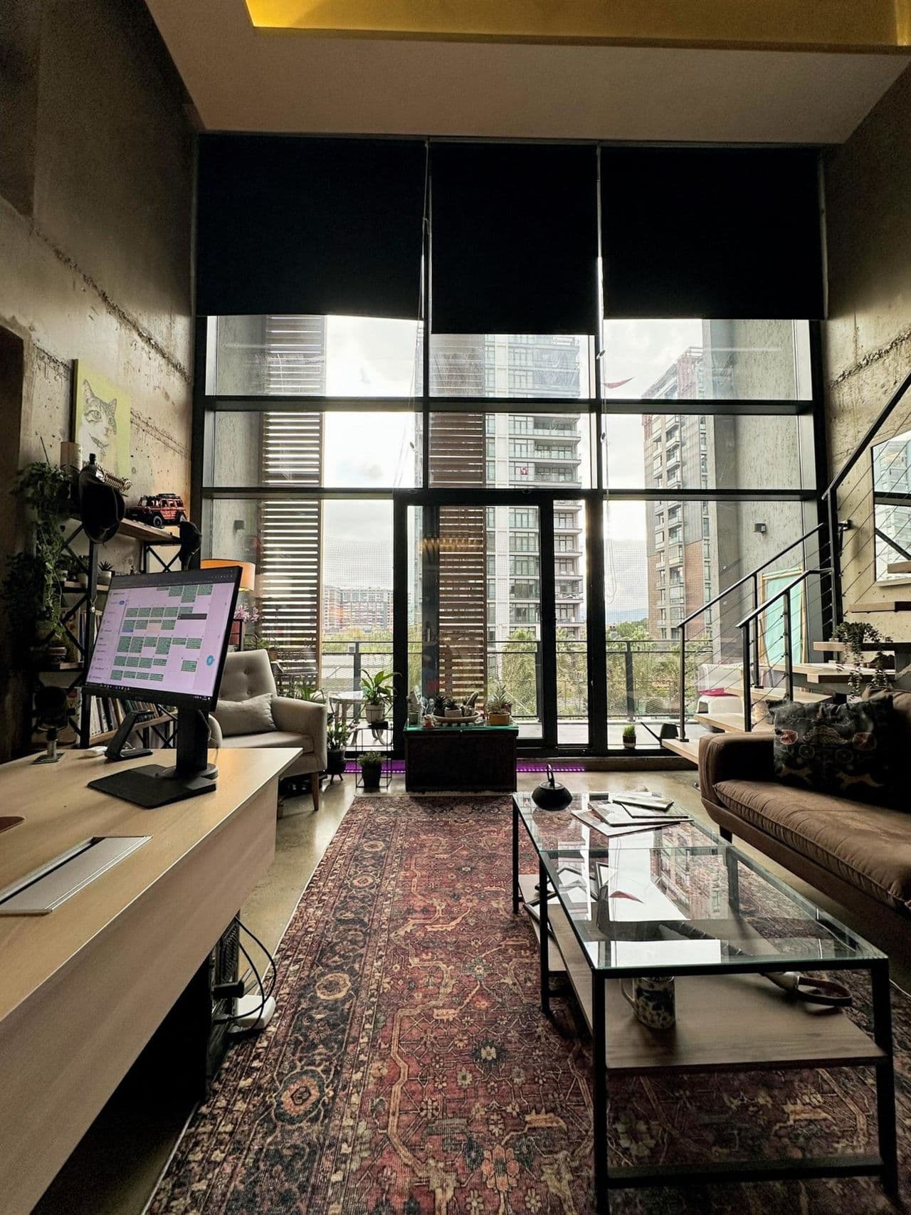 Epik Smart Loft ofisi, çalışma masası ve geniş pencere manzarası
