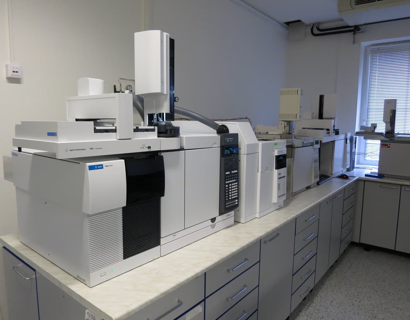 Gıda denetim laboratuvarında yan yana duran gaz kromatografı cihazları