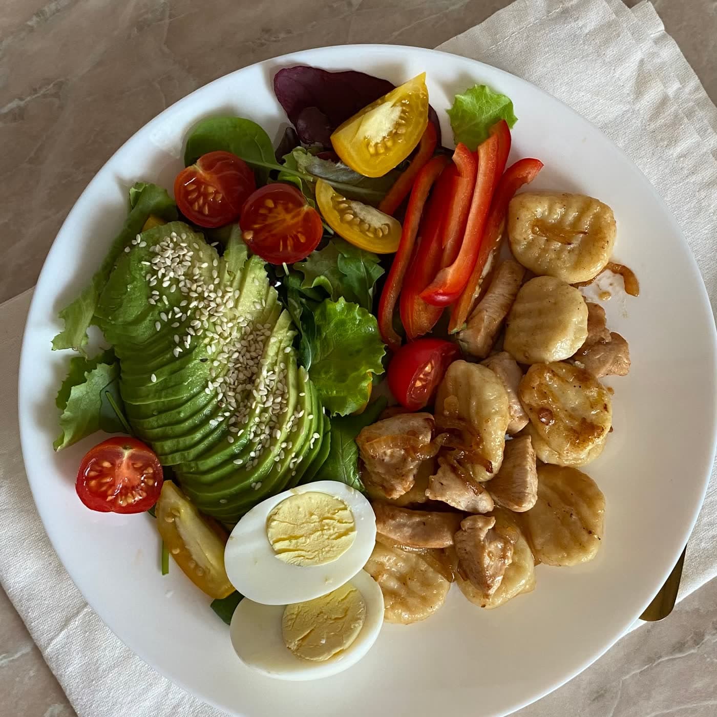Tabakta yumurta, sebze ve tahıllardan oluşan dengeli bir öğün