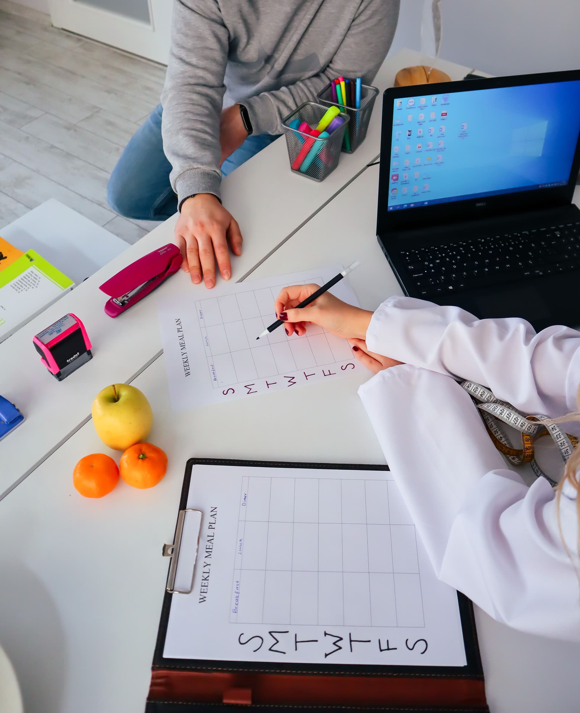 Beslenme planı seçeneklerini birlikte değerlendiren diyetisyen ve danışan