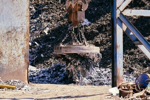 Endüstriyel bir mıknatısın metal parçaları çekmesi: bedeni bir demir mıknatısına dönüştürme metaforu