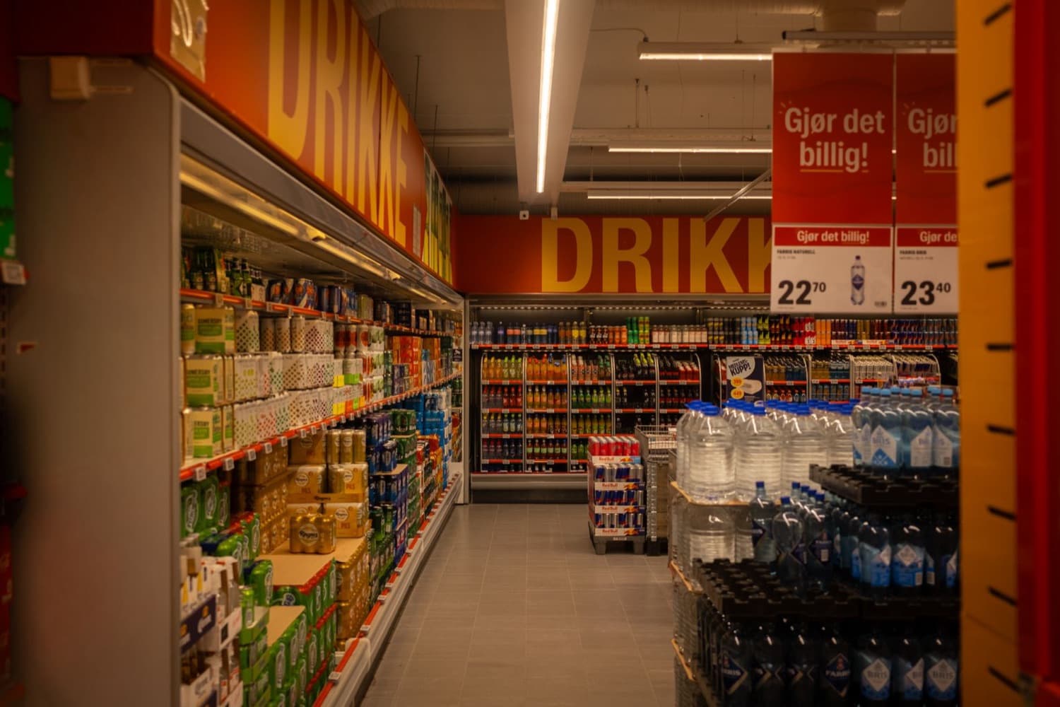 Markette içecek reyonu koridoru