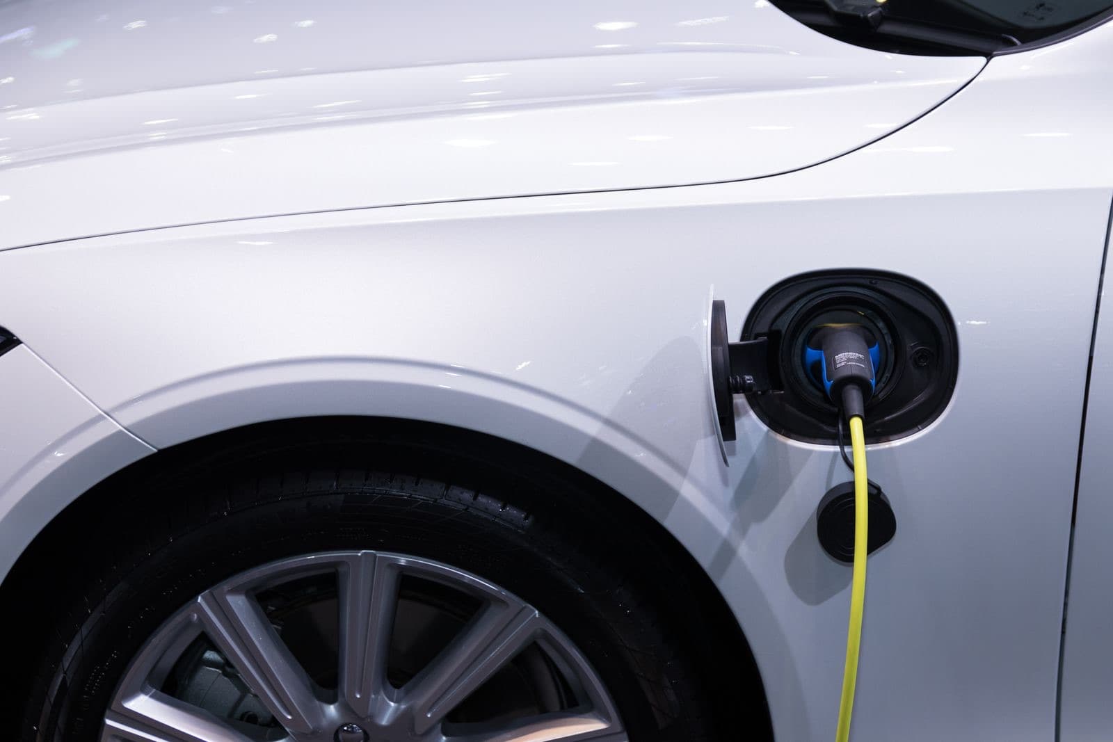 Şarj kablosu takılı beyaz elektrikli aracın yakın çekimi