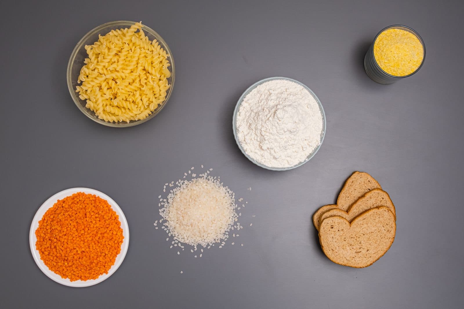 Makarna, pirinç, mercimek, un ve ekmek gibi karbonhidrat kaynakları