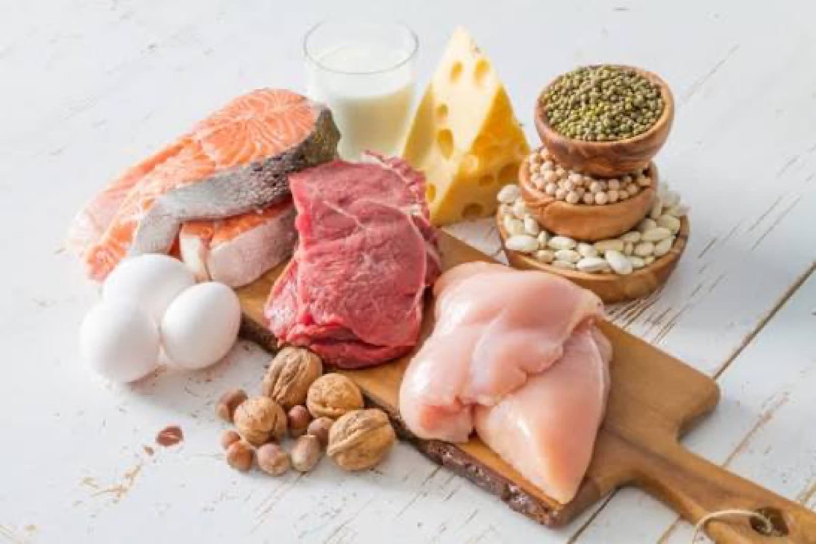 Balık, et, yumurta ve peynir gibi protein açısından zengin besinler