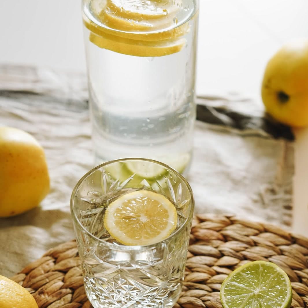 Sürahi ve bardakta limonlu su; açlık döneminde sıvı ve elektrolit dengesi