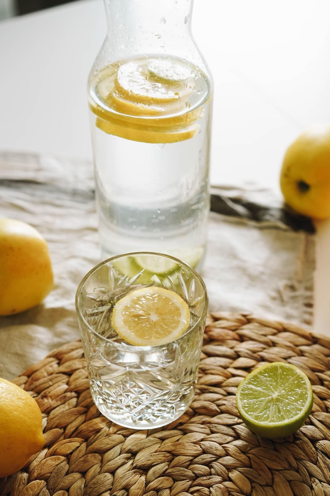 Sürahi ve bardakta limonlu su; açlık döneminde sıvı ve elektrolit dengesi
