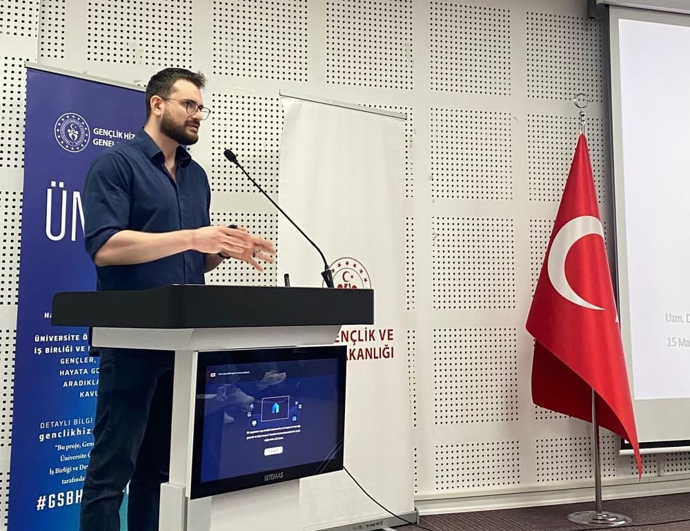 Uzm. Dyt. Deniz Eriş, Gençlik ve Spor Bakanlığı etkinliğinde beslenme ve sağlıklı yaşam semineri verirken