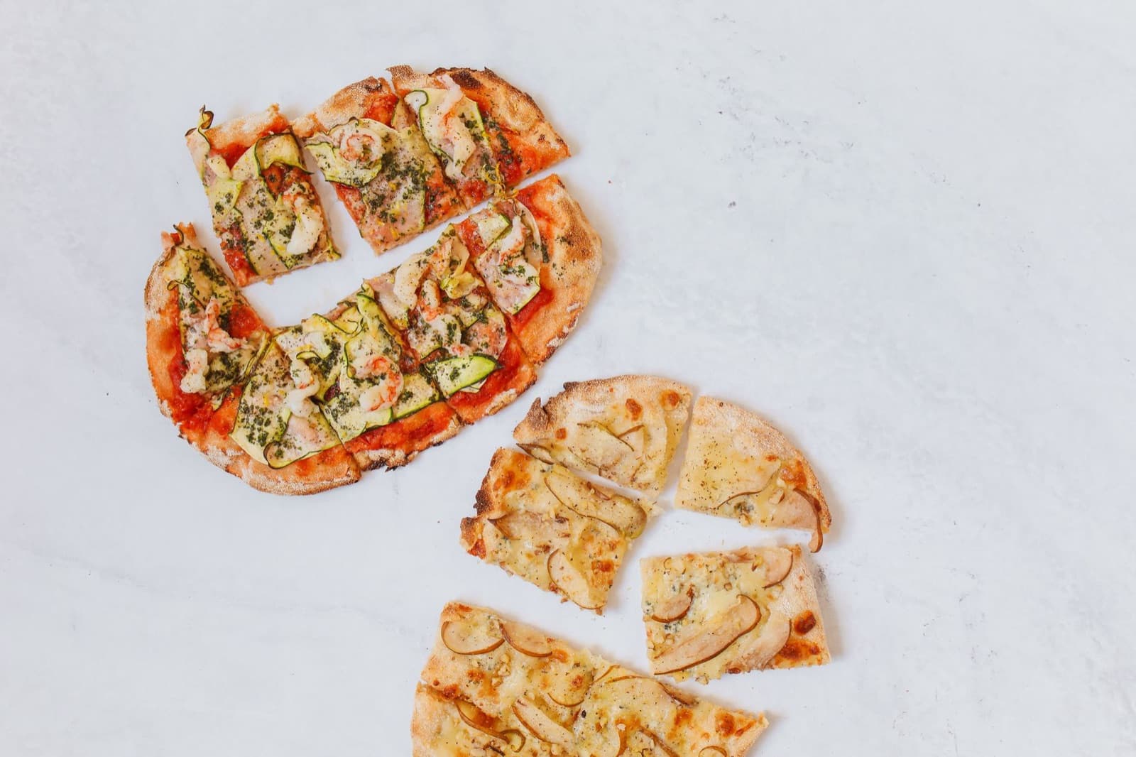 Açık zeminde dilimlenmiş rulo pizza parçaları