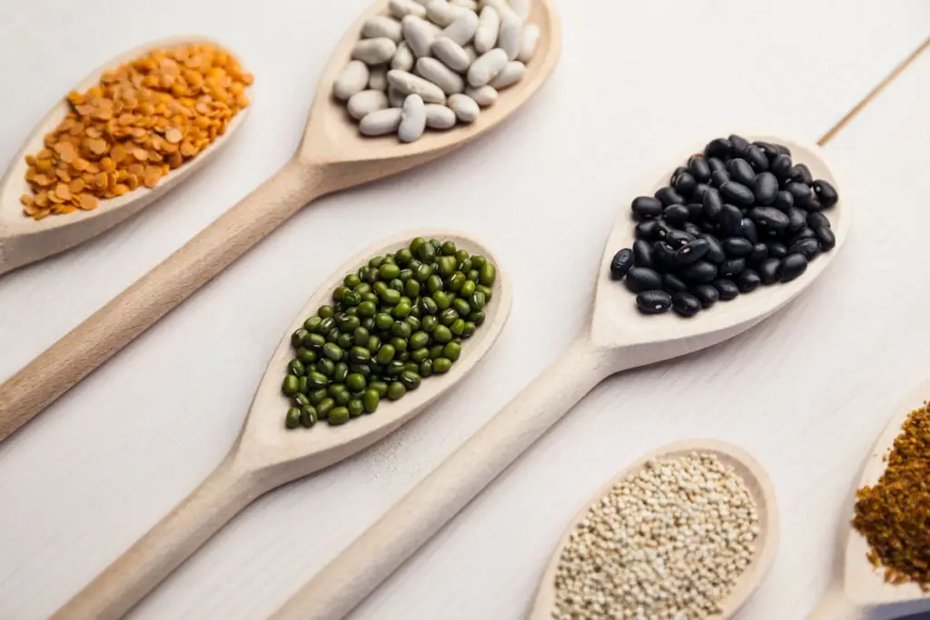 Farklı baklagiller ahşap kaşıkta.